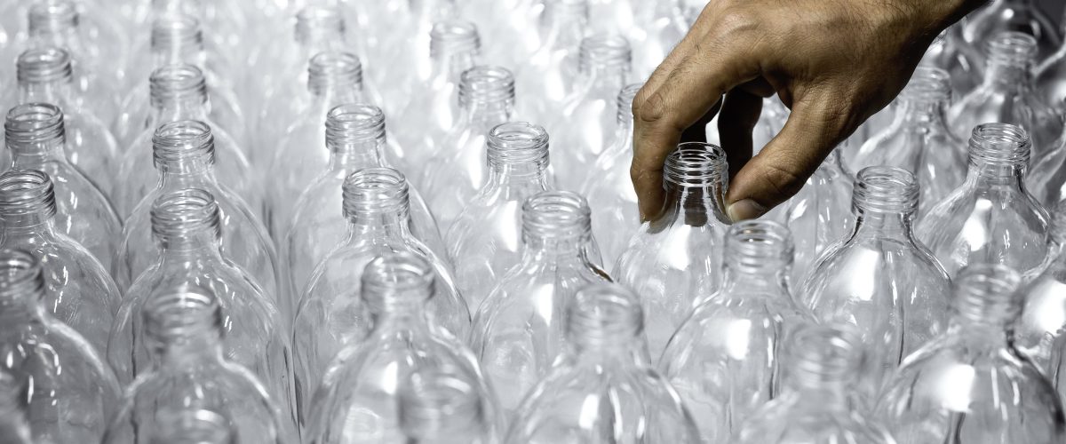 pattern-transparent-glass-bottles-with-one-hand-process-making-healthy-drink